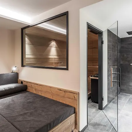 Luxury Near Lift *